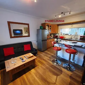 Cozy Studio Haven: Long-stay Comfort With Free Parking & Amenities , Barry United Kingdom