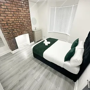 Modern & Spacious, 4 Bedroom , 9ppl Free Wifi & Parking , Liverpool United Kingdom