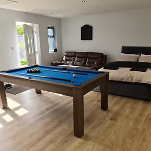 Detached Flat In Leeds, Free Wifi And Parking, Pool Table, 75 Inch Tv, Netflix, Leeds (West Yorkshire)